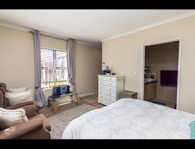 3 BEDROOM FREESTANDING TO LET IN SUNNINGDALE